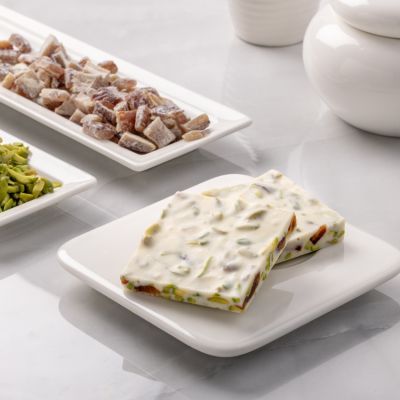 لحاء الشوكولاتة البيضاء بالفستق وتمر المدجول