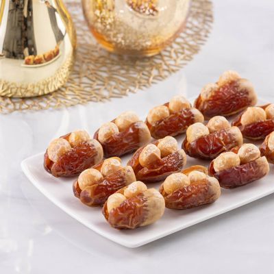 تمور الصقعي بحشوة الماكاديميا المالحة ١ كجم