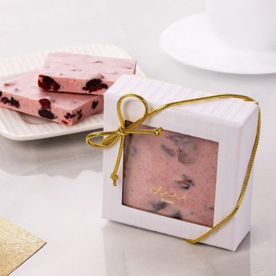 شوكولاتة بيضاء بالتوت الأحمر والتوت البري