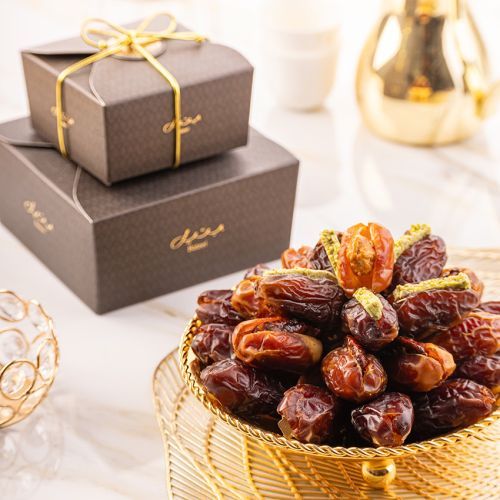 Klassische Geschenkbox mit gefüllten Datteln