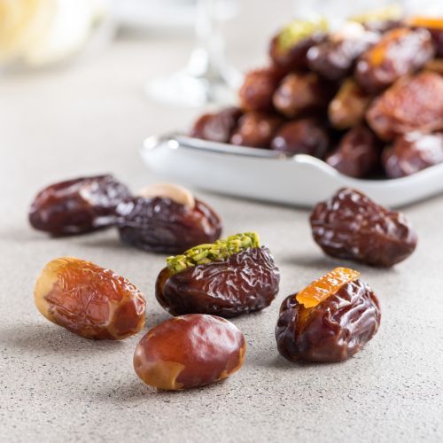الصندوق الكلاسيكي للتمور السادة والمحشوة