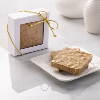 لحاء الشوكولاتة ستيك دولسي باللوز المكرمل.