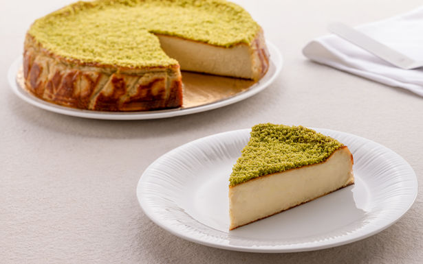 Madjool dates with pistachio — Bateel café selection